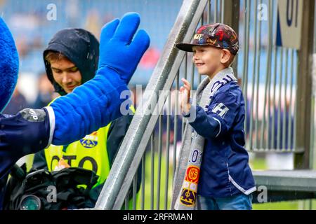 Drammen, Norvège, 05 août 2023. Jeune supporter de Strømsgodset high fives une mascotte avant le match entre Strømsgodset et Vålerenga. Crédit : Frode Arnesen/Alamy Live News Banque D'Images