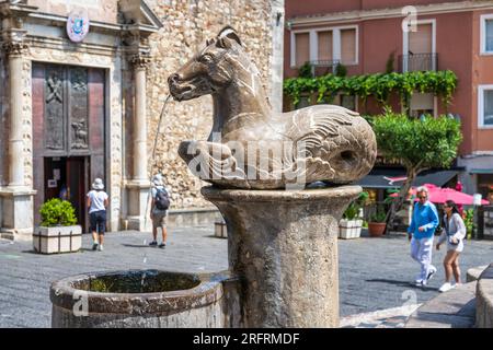 Détail de la fontaine baroque à cheval en face de la cathédrale de Taormine ou Duomo (Cattedrale di San Nicolo) sur la Piazza del Duomo à Taormine, Sicile, Italie Banque D'Images