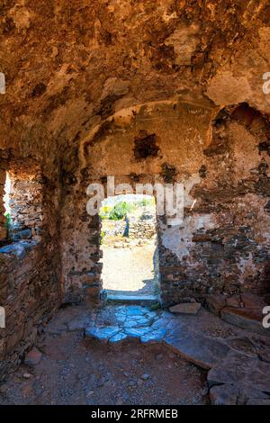 Ruines d'une colonie fortifiée de lépreux sur l'île de Spinalonga, Crète, Grèce. Ici se trouvaient des lépreux isolés, humains atteints de la maladie de Hansen, golfe d'Elounda, Crète Banque D'Images