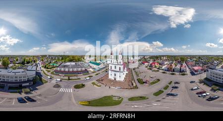 Vue panoramique à 360° de vue panoramique aérienne complète hdri 360 sur la place du centre historique avec église catholique baroque blanche en projection équirectangulaire avec zénith et n