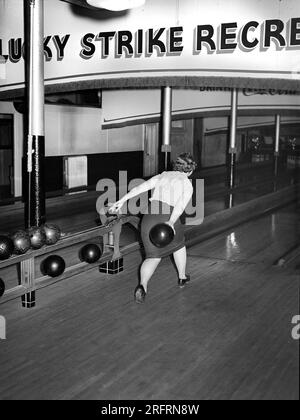 Femme bowling, Clinton, Indiana, USA, Arthur Rothstein, ÉTATS-UNIS Farm Security Administration, février 1940 Banque D'Images