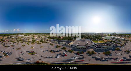 Vue panoramique à 360° de Gulf Breeze, FL, USA - 22 juillet 2023 : Aerial 360 vr panorama equirectangulaire photo Publix Supermarket Gulf Breeze Florida