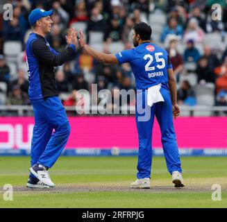 Manchester, Royaume-Uni. 05 août 2023. 5 août 2023 ; Old Trafford Cricket Ground, Manchester, Angleterre : The Hundred Mens Cricket, Manchester Originals versus London Spirit ; Dan Lawrence (C) de London Spirit conrate Ravi Bopara de London Spirit (25) après avoir pris le guichet de Jos Buttler de Manchester Originals crédit : action plus Sports Images/Alamy Live News Banque D'Images