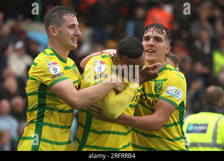 Adam Idah (au centre) de Norwich City célèbre après avoir marqué le deuxième but de son équipe lors du Sky Bet Championship Match à Carrow Road, Norwich. Date de la photo : Samedi 5 août 2023. Banque D'Images