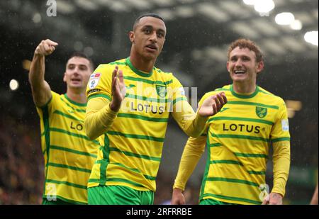 Adam Idah (au centre) de Norwich City célèbre après avoir marqué le deuxième but de son équipe lors du Sky Bet Championship Match à Carrow Road, Norwich. Date de la photo : Samedi 5 août 2023. Banque D'Images