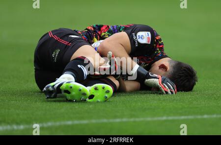 Le gardien Max O'Leary de Bristol City tombe lors du match du championnat Sky Bet à Ashton Gate, Bristol. Date de la photo : Samedi 5 août 2023. Banque D'Images