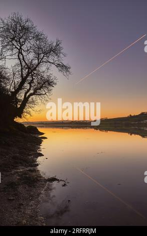 Un crépuscule hivernal sur un estuaire calme et réfléchissant, sur la rivière Teign, près de Newton Abbot, Devon, Grande-Bretagne. Banque D'Images