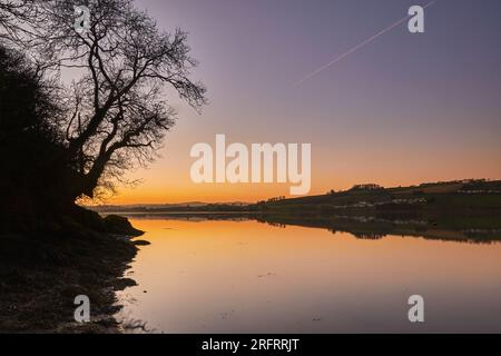 Un crépuscule hivernal sur un estuaire calme et réfléchissant, sur la rivière Teign, près de Newton Abbot, Devon, Grande-Bretagne. Banque D'Images