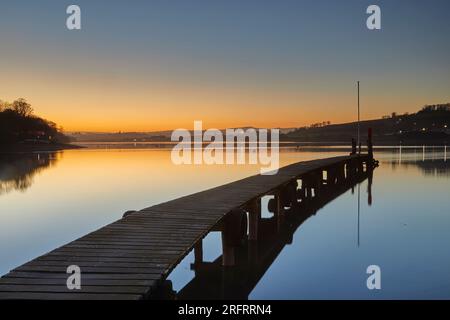 Un crépuscule d'hiver calme sur un estuaire de la rivière, regardant à travers une jetée, sur la rivière Teign, près de Newton Abbot, Devon, Grande-Bretagne. Banque D'Images