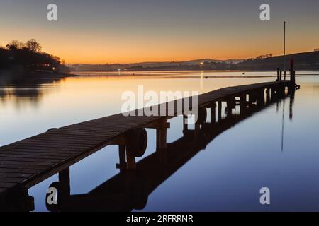 Un crépuscule d'hiver calme sur un estuaire de la rivière, regardant à travers une jetée, sur la rivière Teign, près de Newton Abbot, Devon, Grande-Bretagne. Banque D'Images