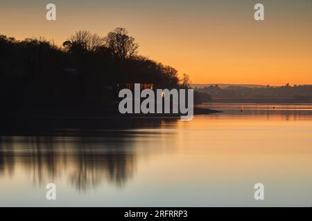 Un crépuscule hivernal sur un estuaire calme et réfléchissant, sur la rivière Teign, près de Newton Abbot, Devon, Grande-Bretagne. Banque D'Images