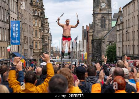 Édimbourg, Écosse, Royaume-Uni. 5 août 2023. De nombreux acteurs faisant la promotion de leurs spectacles et artistes de rue divertissant le public sur le Royal Mile le le deuxième jour du festival Edinburgh Fringe. Iain Masterton/Alamy Live News Banque D'Images