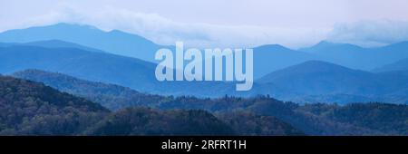 Matin brumeux à Foothills Parkway dans les Great Smoky Mountains du Tennessee Banque D'Images