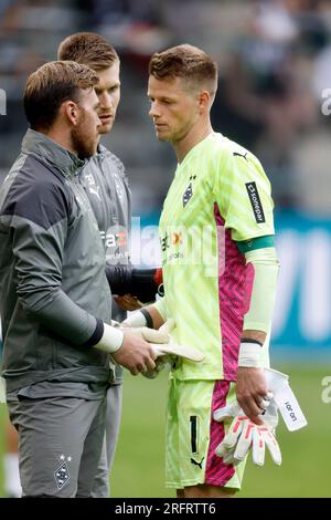 Moenchengladbach, Allemagne Testspiel International und 1.Bundesliga, Borussia Moenchengladbach : HSC Montpellier 2-2 05. 08. 2023 im Borussia Park in Moenchengladbach Torwart Jonas OMLIN (MG) re.- im Gespräch mit den beiden Ersatztorhütern Thomas SIPPEL (MG) li.- und Moritz NICOLAS (MG) 2.v.li.- photo : Norbert Schmidt, Duesseldorf Banque D'Images