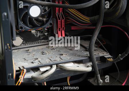 Refroidisseur de processeur d'ordinateur avec la poussière, la saleté. Maintenance du PC Banque D'Images