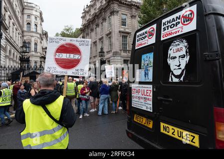 Londres, Royaume-Uni. 5 août 2023. Proteste contre l'expansion prévue de la zone à ultra faibles émissions, conçue pour réduire la pollution atmosphérique à Londres, qui prélève une taxe sur les véhicules plus polluants entrant dans la zone. Crédit : Ron Fassbender/Alamy Live News Banque D'Images