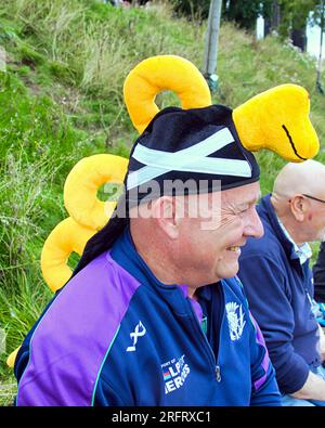 Édimbourg, Écosse, Royaume-Uni. 5 août 2023. nessie chapeau sur le supporteur de rugby Edinburgh artistes marginaux étaient en force sur le Royal Mile annonçant leurs spectacles avec des flyers avant l'apparition de la pluie. Crédit Gerard Ferry/Alamy Live News Banque D'Images