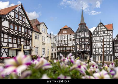 La place du marché avec de vieilles maisons de ville à colombages dans le centre historique médiéval de la ville de Fritzlar, Hesse, Allemagne Banque D'Images