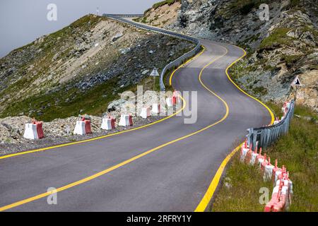 Route de montagne dangereuse et sinueuse Transalpina en Roumanie. L'une des plus belles routes asphaltées d'Europe. Banque D'Images