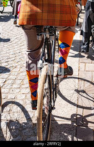 Chaussettes et chaussures colorées des participants de Tweed Run , Londres, Royaume-Uni Banque D'Images