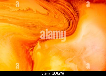 Texture fluide abstraite orange vif et jaune avec des motifs tourbillonnants lisses et des formes fluides vibrantes. Banque D'Images