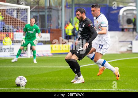 David Worrall #7 de Barrow AFC affronté par Josh Hawkes #11 de Tranmere Rovers lors du match Sky Bet League 2 entre Tranmere Rovers et Barrow à Prenton Park, Birkenhead le samedi 5 août 2023. (Photo : Mike Morese | MI News) crédit : MI News & Sport / Alamy Live News Banque D'Images