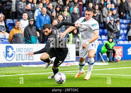 David Worrall #7 de Barrow AFC affronté par Josh Hawkes #11 de Tranmere Rovers lors du match Sky Bet League 2 entre Tranmere Rovers et Barrow à Prenton Park, Birkenhead le samedi 5 août 2023. (Photo : Mike Morese | MI News) crédit : MI News & Sport / Alamy Live News Banque D'Images