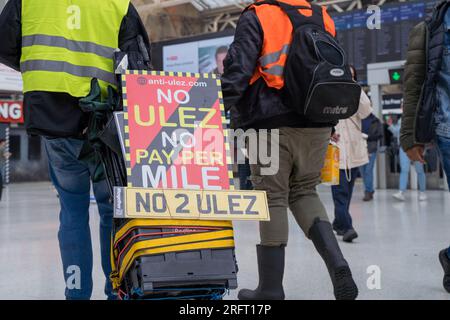 Londres, Royaume-Uni. 5 août 2023. Les manifestants anti-ULEZ se rassemblent sous une forte pluie dans le centre de Londres Trafalgar Square contre l'expansion de l'ULEZ (zone à ultra-faible émission) du maire de Londres à l'extérieur de Londres. Crédit : glosszoom/Alamy Live News Banque D'Images