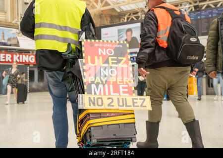 Londres, Royaume-Uni. 5 août 2023. Les manifestants anti-ULEZ se rassemblent sous une forte pluie dans le centre de Londres Trafalgar Square contre l'expansion de l'ULEZ (zone à ultra-faible émission) du maire de Londres à l'extérieur de Londres. Crédit : glosszoom/Alamy Live News Banque D'Images