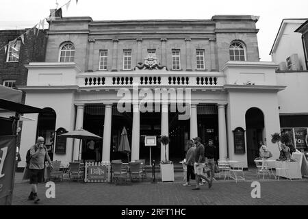 Situé dans North Street, Chichester, le marché au beurre offre au visiteur un choix délicieux de points de vente. Banque D'Images