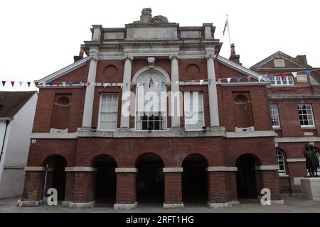 L'élévation avant des bureaux du conseil municipal de Chichester à North Street, Chichester. Banque D'Images