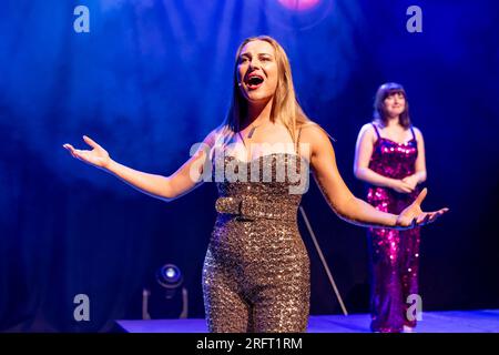 Édimbourg Pleasance, Royaume-Uni. 05 août, 2023 photographié : Flat & the Curves, les finalistes du Chortle Award 2023 apportent leur cabaret de comédie scintillant au public de Pleasance. Le gala d'ouverture de Pleasance célèbre sa 38e année avec les moments forts de certains des spectacles du programme Edinburgh Fringe 2023. Crédit : Rich Dyson/Alamy Live News Banque D'Images