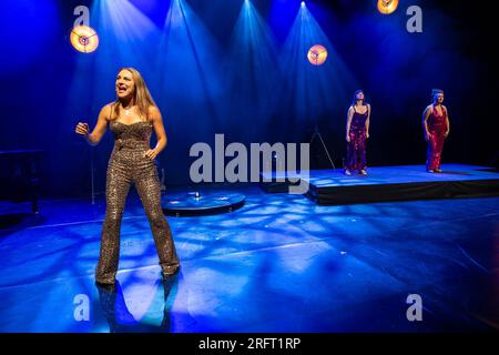 Édimbourg Pleasance, Royaume-Uni. 05 août, 2023 photographié : Flat & the Curves, les finalistes du Chortle Award 2023 apportent leur cabaret de comédie scintillant au public de Pleasance. Le gala d'ouverture de Pleasance célèbre sa 38e année avec les moments forts de certains des spectacles du programme Edinburgh Fringe 2023. Crédit : Rich Dyson/Alamy Live News Banque D'Images