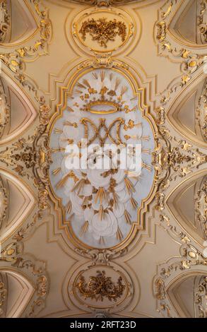 NAPLES, ITALIE - 19 AVRIL 2023 : le stuc baroque du plafond avec les initiales marianiques et symboli dans l'église Chiesa del Jesu Vecchio. Banque D'Images