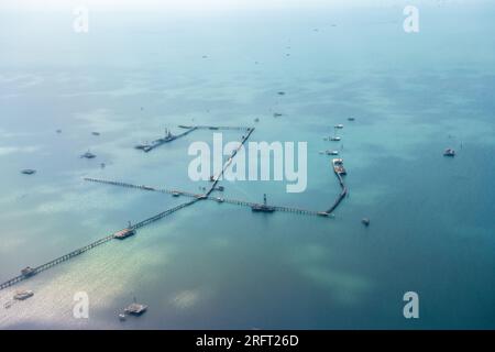 Champ pétrolier offshore dans la mer Caspienne en Azerbaïdjan. Banque D'Images