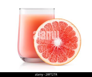 Jus de pamplemousse frais dans un verre et une tranche de pamplemousse rose, isolé sur blanc Banque D'Images