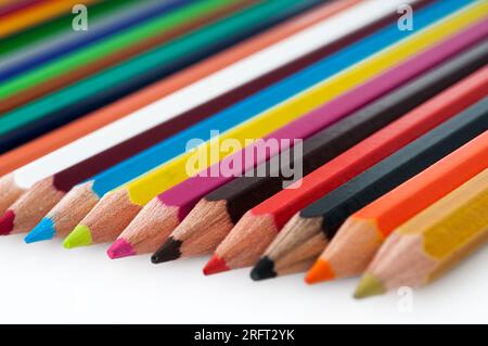 Les crayons de couleur sont des outils éducatifs et de jeu indispensables pour les enfants et les étudiants, ainsi que des documents d'écriture, de dessin et éducatifs utilisés par Banque D'Images