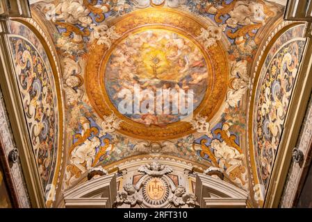 NAPLES, ITALIE - 19 AVRIL 2023 : la fresque de plafond de l'Eucharistie parmi les anges à St. Chapelle François Borgia dans l'église Chiesa del Jesu Vecchio Banque D'Images