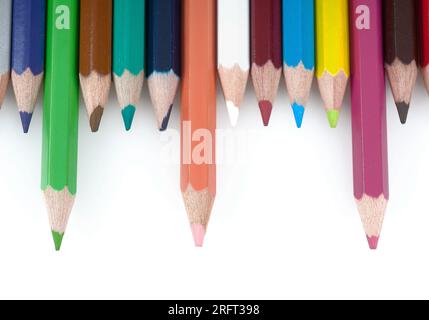 Les crayons de couleur sont des outils éducatifs et de jeu indispensables pour les enfants et les étudiants, ainsi que des documents d'écriture, de dessin et éducatifs utilisés par Banque D'Images