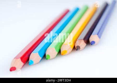 Les crayons de couleur sont des outils éducatifs et de jeu indispensables pour les enfants et les étudiants, ainsi que des documents d'écriture, de dessin et éducatifs utilisés par Banque D'Images