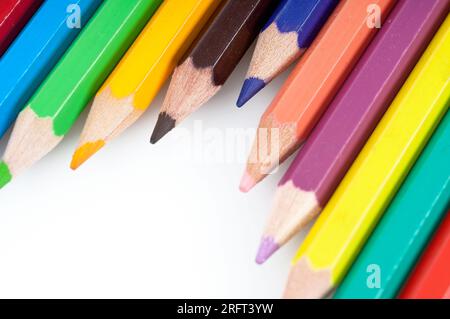 Les crayons de couleur sont des outils éducatifs et de jeu indispensables pour les enfants et les étudiants, ainsi que des documents d'écriture, de dessin et éducatifs utilisés par Banque D'Images