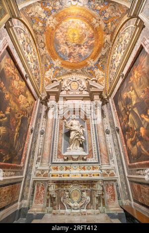 NAPLES, ITALIE - 19 AVRIL 2023 : la chapelle baroque de St. François Borgia dans l'église Chiesa del Jesu Vecchio avec la statue de Saint Banque D'Images