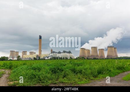 Drax Power, entouré de terres agricoles fertiles et verdoyantes. Panaches de vapeur d'eau s'élevant des tours de refroidissement de la centrale électrique de Camblesfor Banque D'Images