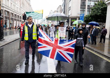 Londres, Royaume-Uni. 05 août 2023. Des Kashmiris sont vus marchant avec un drapeau de l'Union Jack pour demander le soutien du Royaume-Uni pendant la manifestation. Les communautés cachemiriennes de Londres se sont rassemblées pour protester contre l'emprisonnement politique de Yasin Malik du Front de libération du Jammu-Cachemire par le gouvernement indien. Crédit : SOPA Images Limited/Alamy Live News Banque D'Images