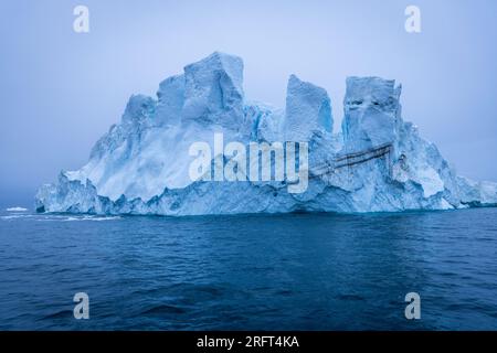 Icebergs géants dans la baie Disko au nord du cercle polaire arctique, près du fjord glacé d'Ilulissat, au Groenland Banque D'Images