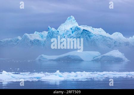 Icebergs géants dans la baie Disko au nord du cercle polaire arctique, près du fjord glacé d'Ilulissat, au Groenland Banque D'Images