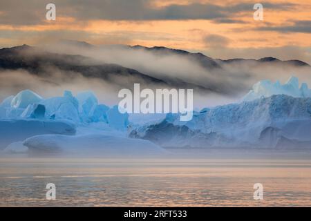 Paysage d'icebergs et de brume dans la baie de Disko au coucher du soleil, Groenland Banque D'Images