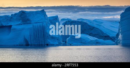 Paysage d'icebergs et de brume dans la baie de Disko au coucher du soleil, Groenland Banque D'Images