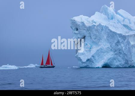 Navigation dans l'iceberg monstre « la beauté et la bête » dans la baie de Disko près du fjord de glace d'Ilulissat, Groenland Banque D'Images