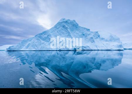 Icebergs géants dans la baie Disko au nord du cercle polaire arctique, près du fjord glacé d'Ilulissat, au Groenland Banque D'Images